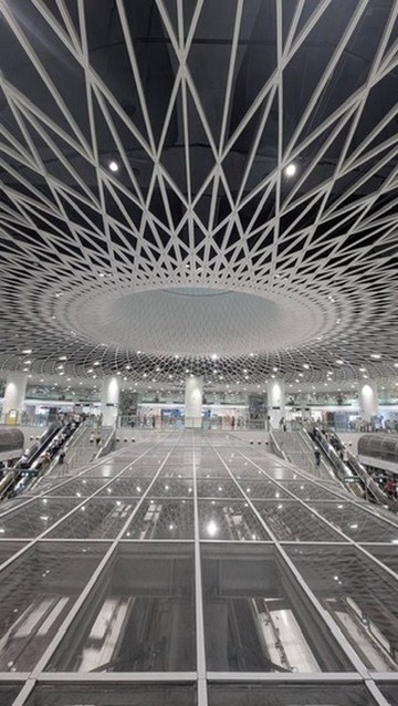 深圳の大型施設の天井構造と広い空間